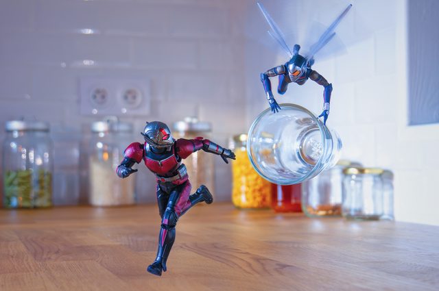 Une figurine d’Ant-Man court sur un plan de travail de cuisine pendant que la Guêpe s’envole avec un bocal en verre