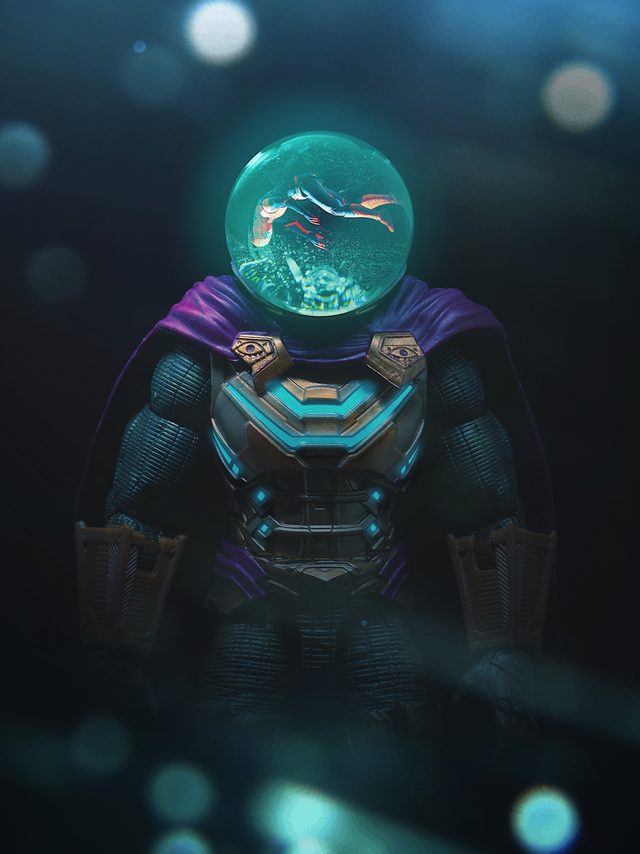 Une figurine en armure dont le casque en dôme de verre renferme de minuscules nageurs, entourée de bokeh turquoise